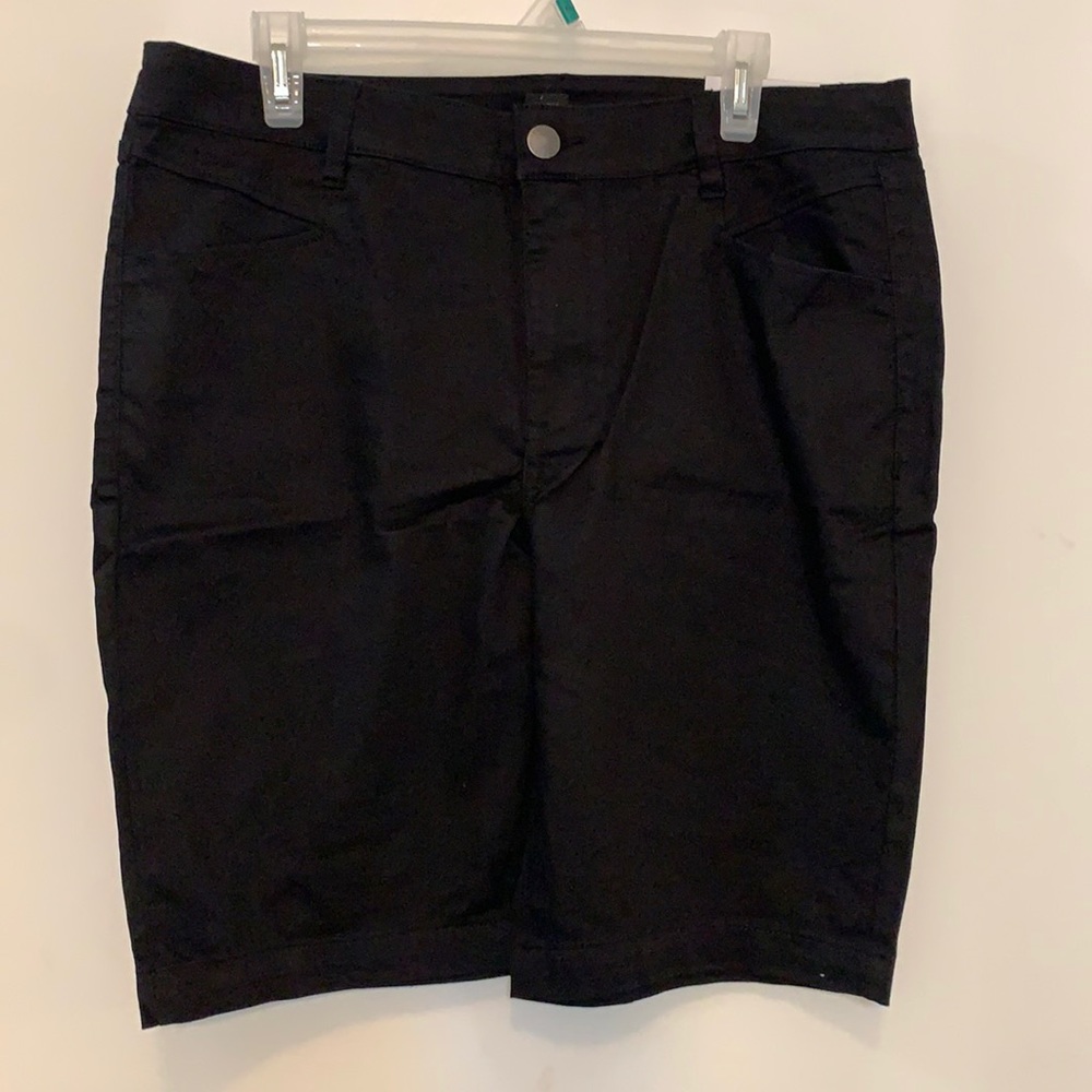 Lane Bryant Bermuda shorts size 16 in black.